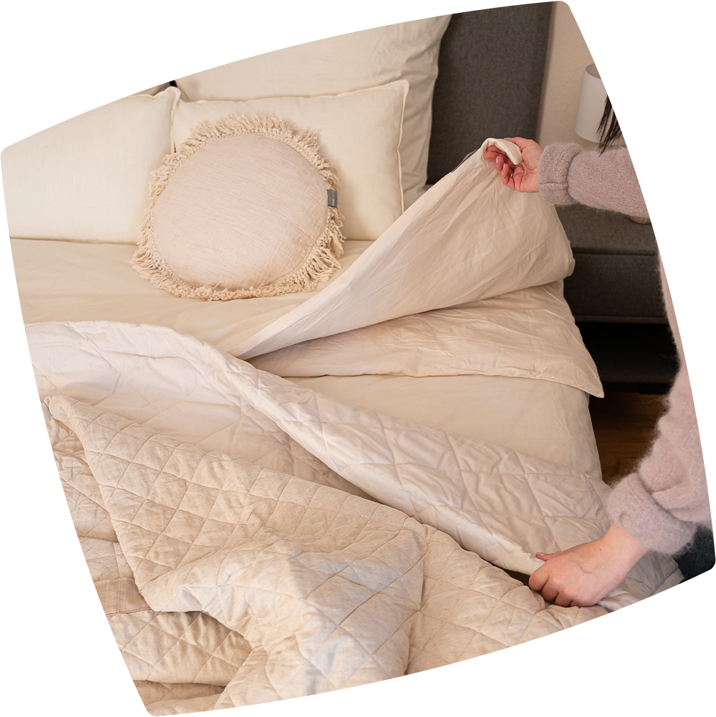 Reduzierte Ästhetik mit dekorativen Kissen und Plaids